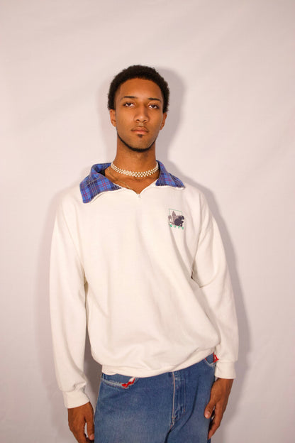 Chandail sport demi-zip blanc porté de face coupe décontractée