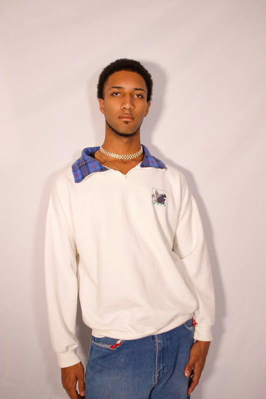 Chandail sport demi-zip blanc porté de face coupe décontractée