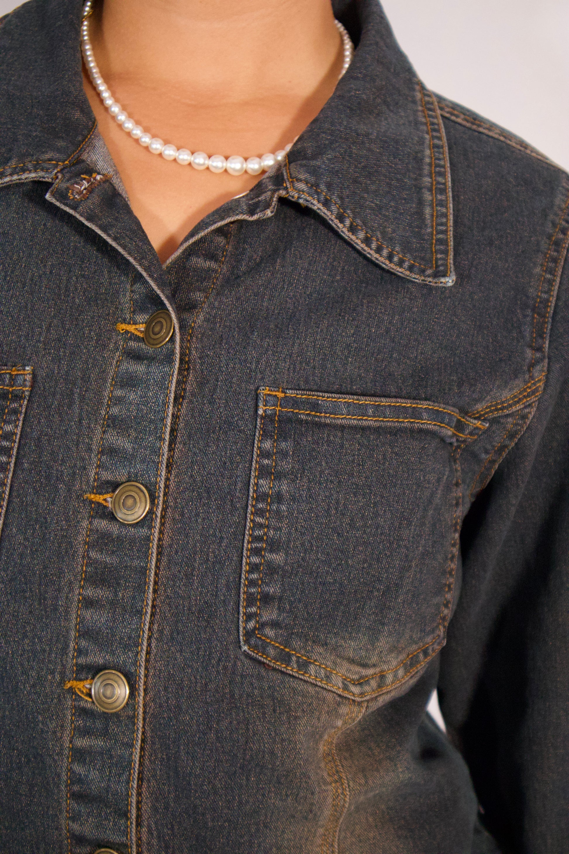 Détail broderies florales au dos veste denim