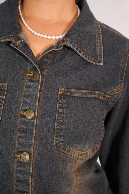 Détail broderies florales au dos veste denim
