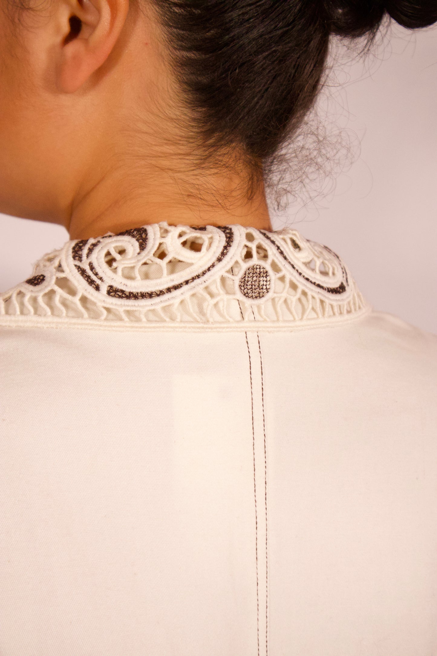 Détail col brodé avec dentelle veste crème