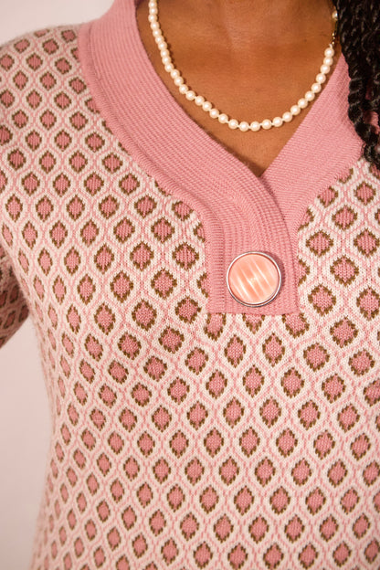 Détail col en V avec boutons robe à motifs