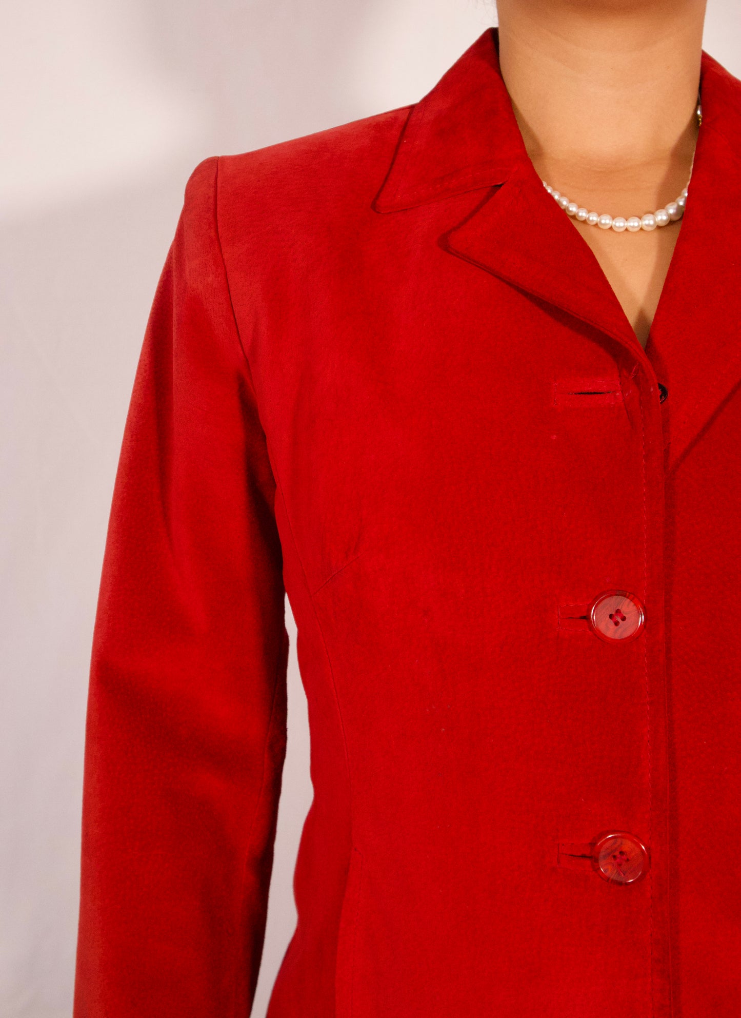 Détail col et boutons blazer rouge en suède