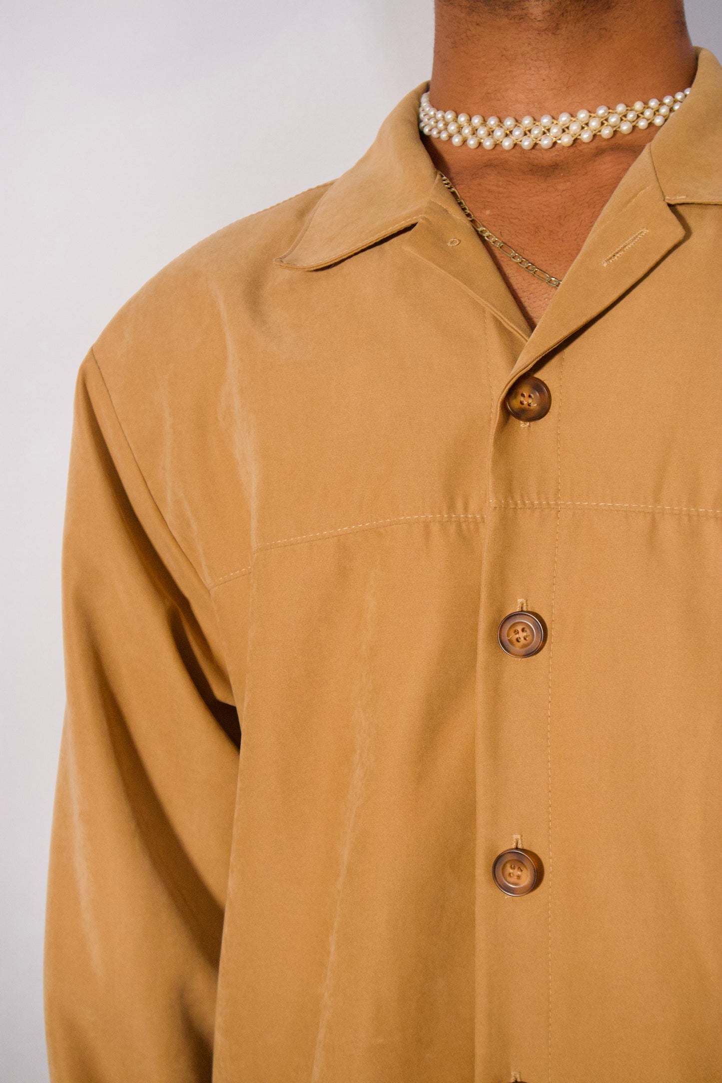Détail col manteau beige avec boutons