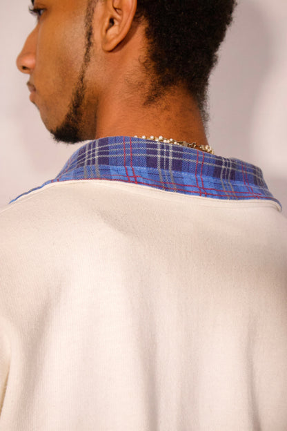 Détail col montant avec fermeture demi-zip et motif