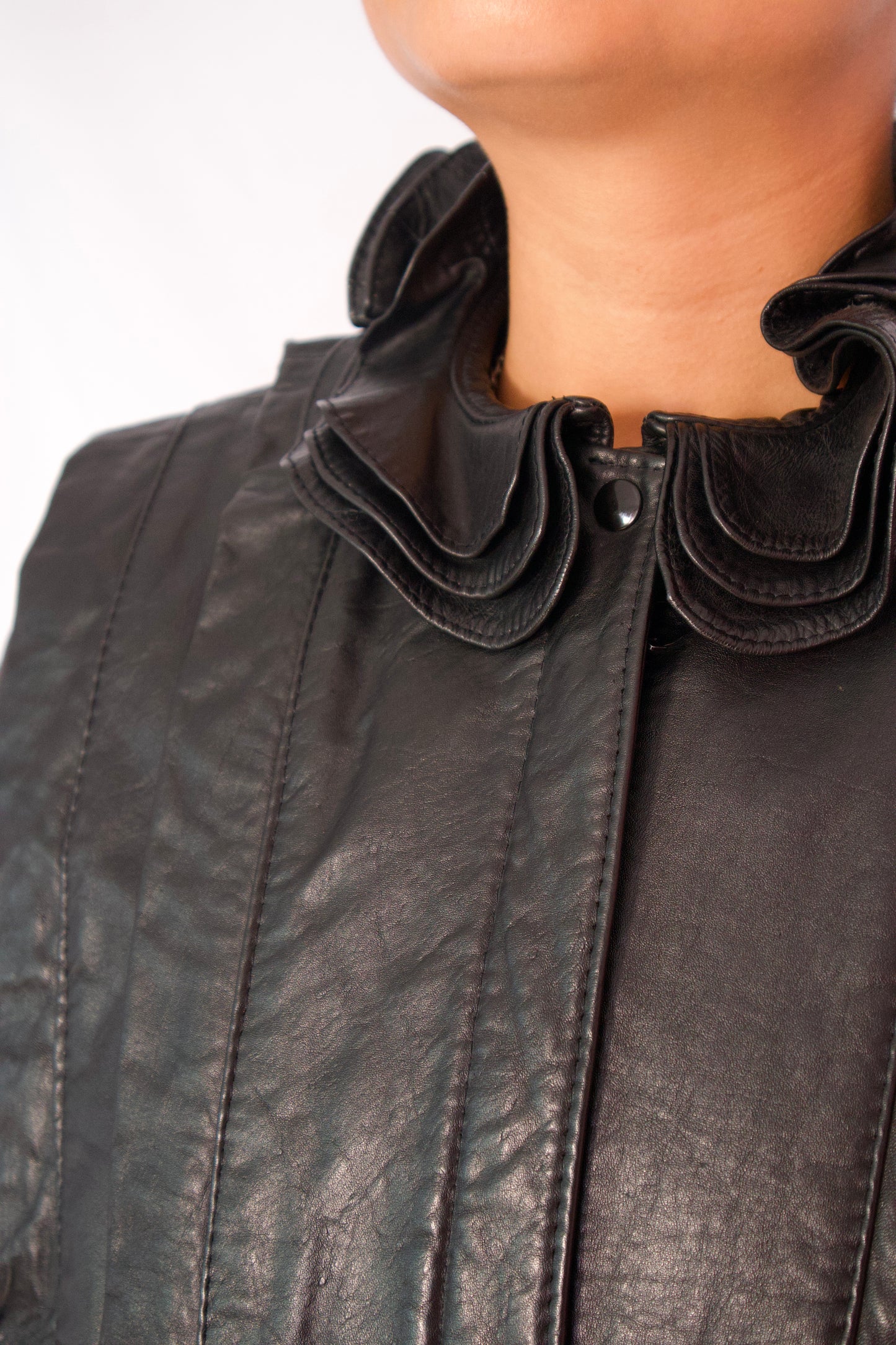 Détail collet fleur manteau cuir noir Jonathan Christopher