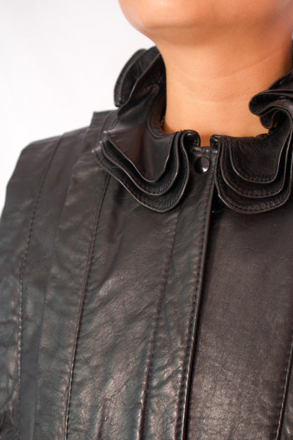 Détail collet fleur manteau cuir noir Jonathan Christopher