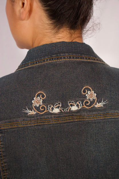 Détail encolure avec dentelle veste en denim
