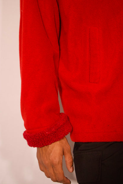 Détail fermeture manteau rouge en sherpa