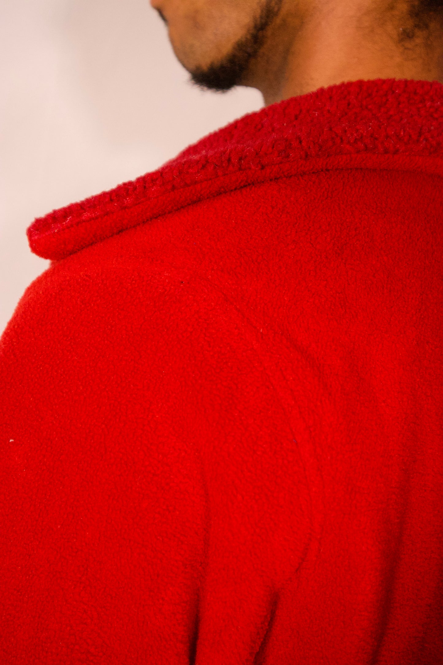 Détail manche manteau sherpa rouge finition