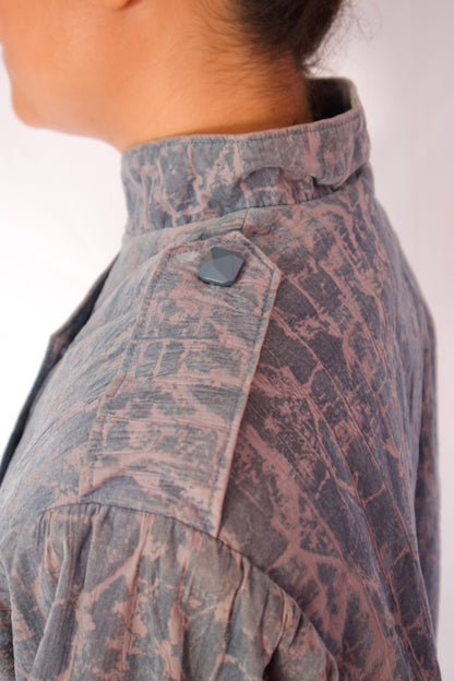 Détail tissu texturé bleu et violet motif subtil