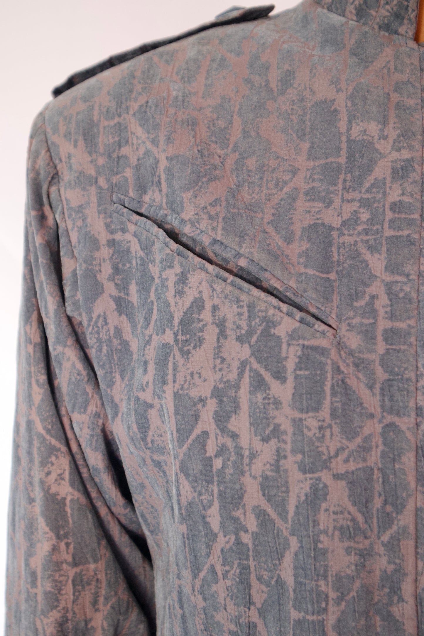 Détail tissu texturé bleu et violet motif subtil