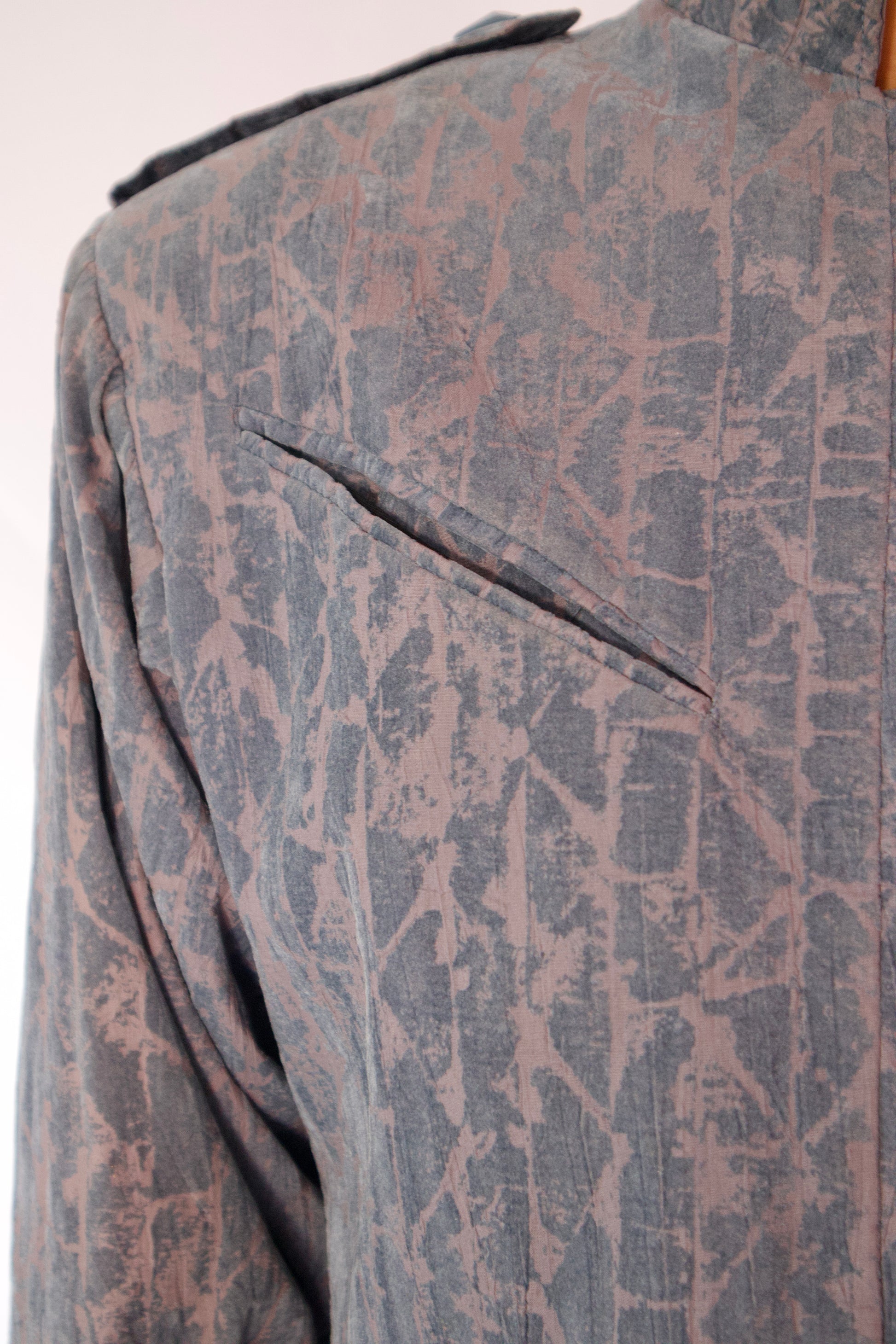 Détail tissu texturé bleu et violet motif subtil