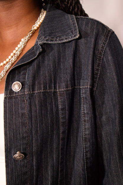 Détail veste denim avec boutons et couture apparente