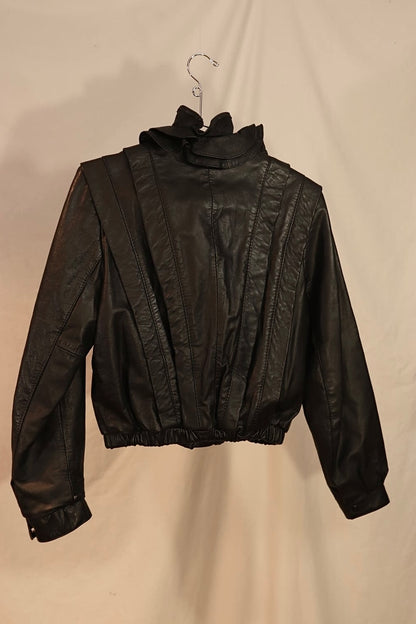 MANTEAU DE CUIR NOIR ET COLLET DE FLEUR