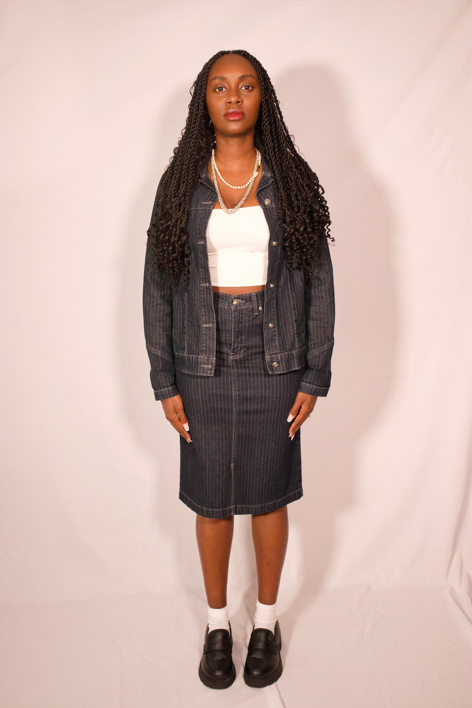Ensemble Point Zero denim porté avec veste ouverte et jupe ajustée