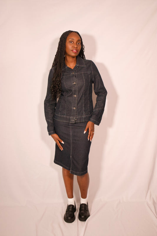 Ensemble denim deux pièces avec veste et jupe porté de face