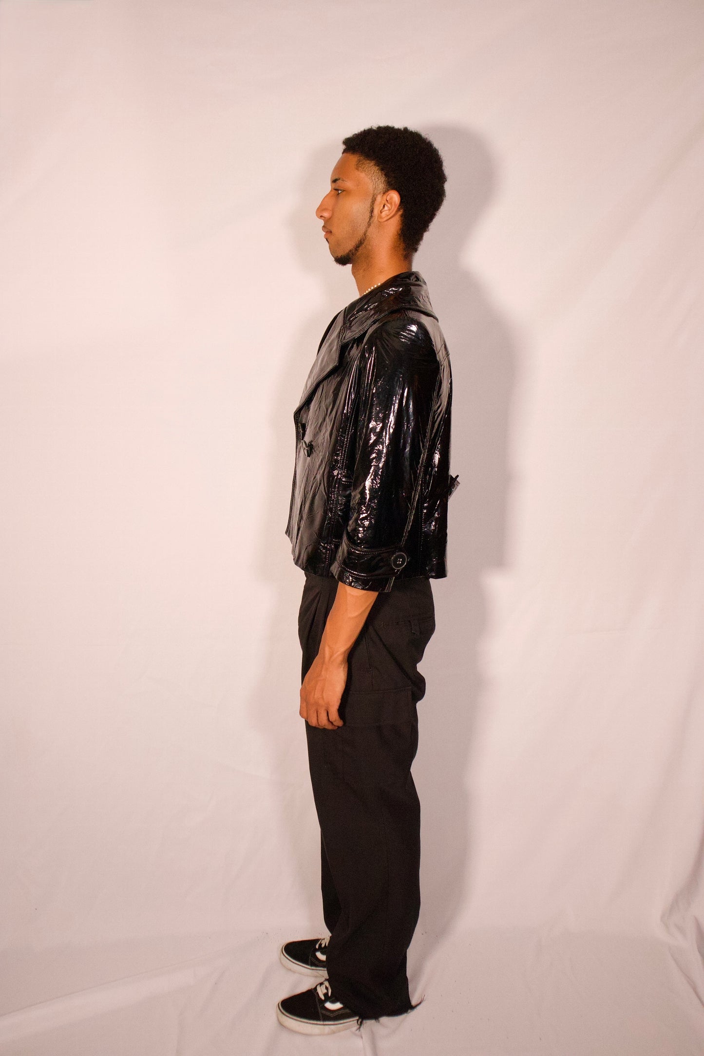 MANTEAU NOIR COURT ET TEXTURÉ