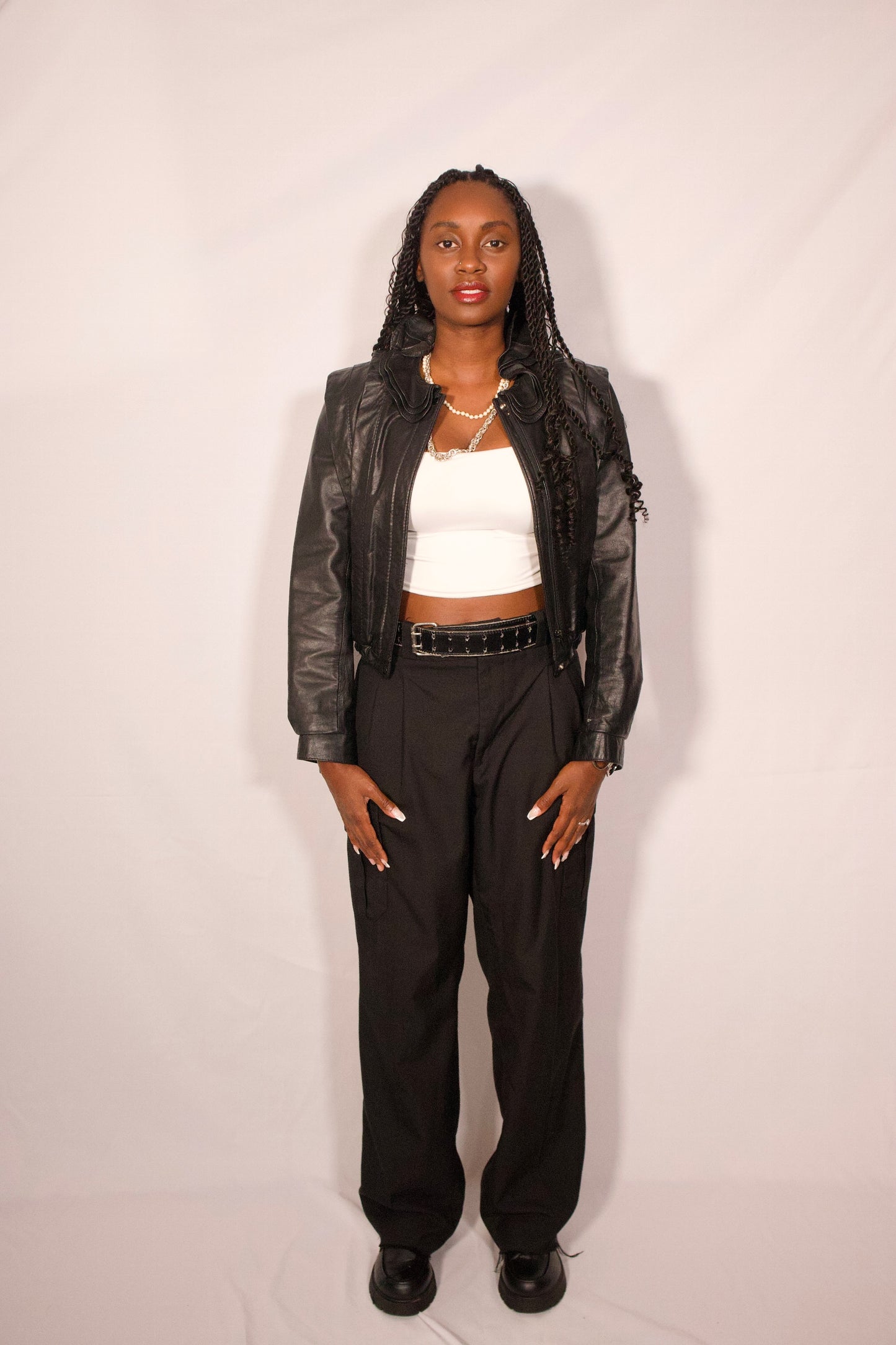 Look avec manteau cuir noir Jonathan Christopher et pantalon noir