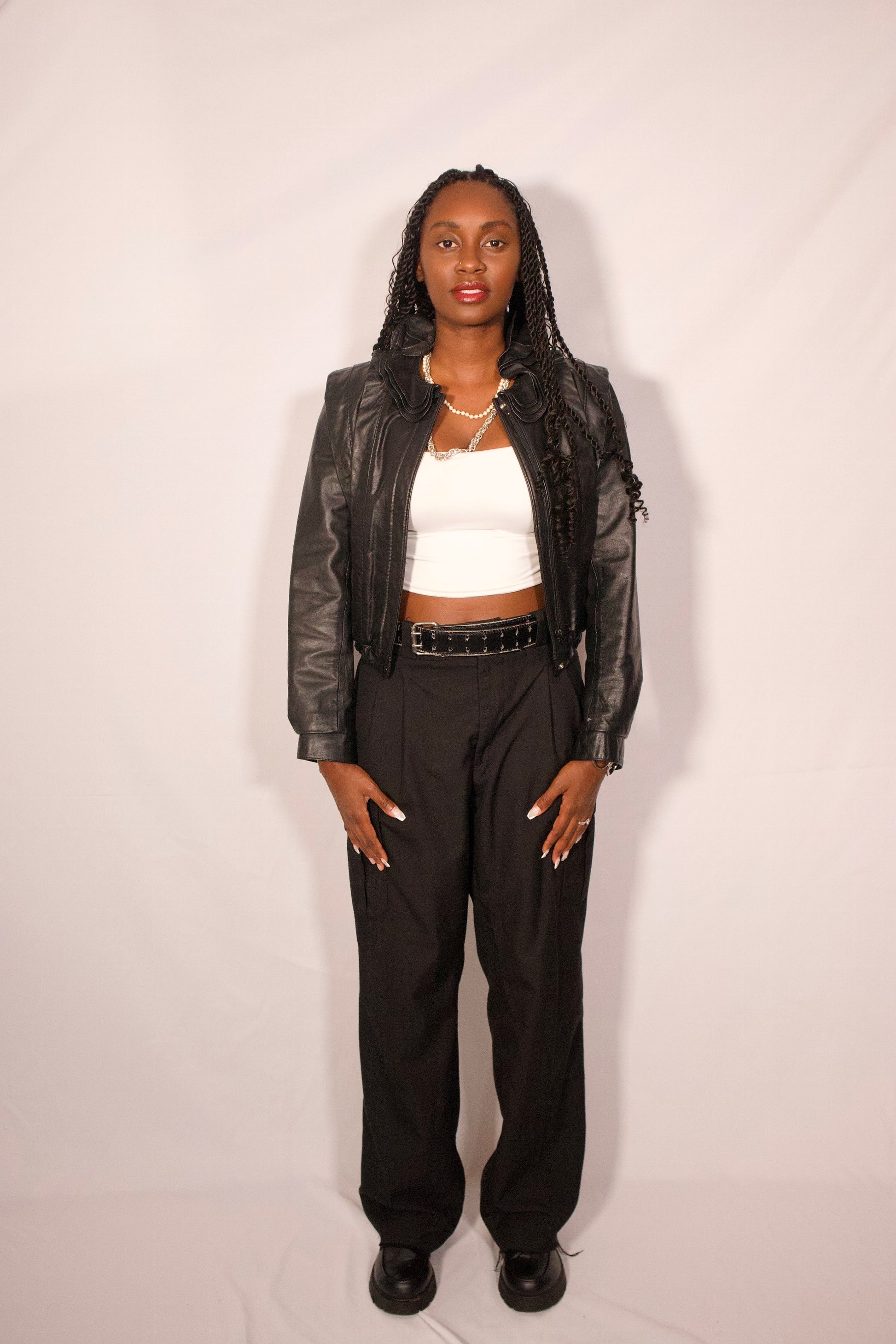 Look avec manteau cuir noir Jonathan Christopher et pantalon noir