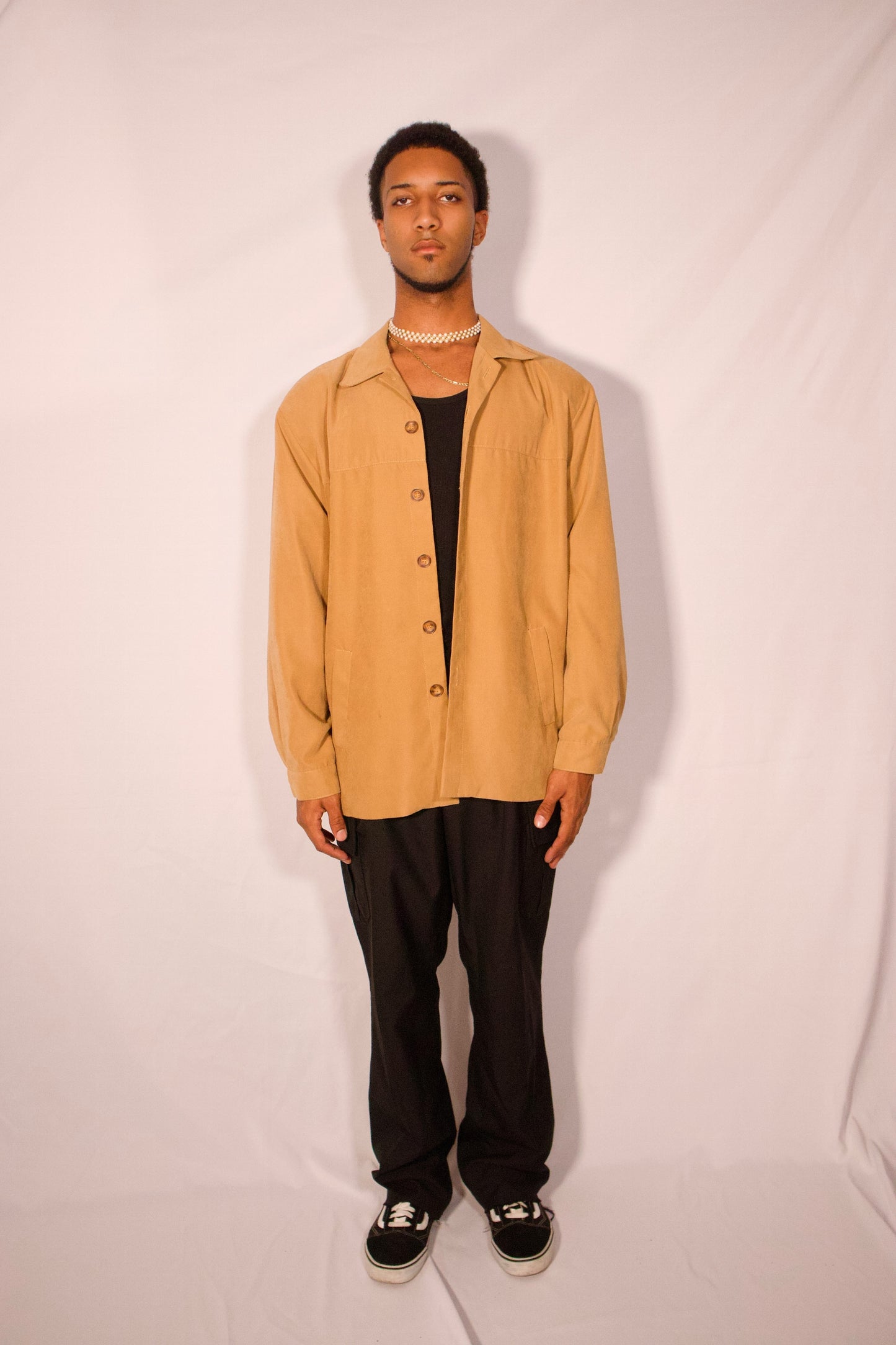 Manteau beige Marc Olivier Mode porté en entier style minimaliste