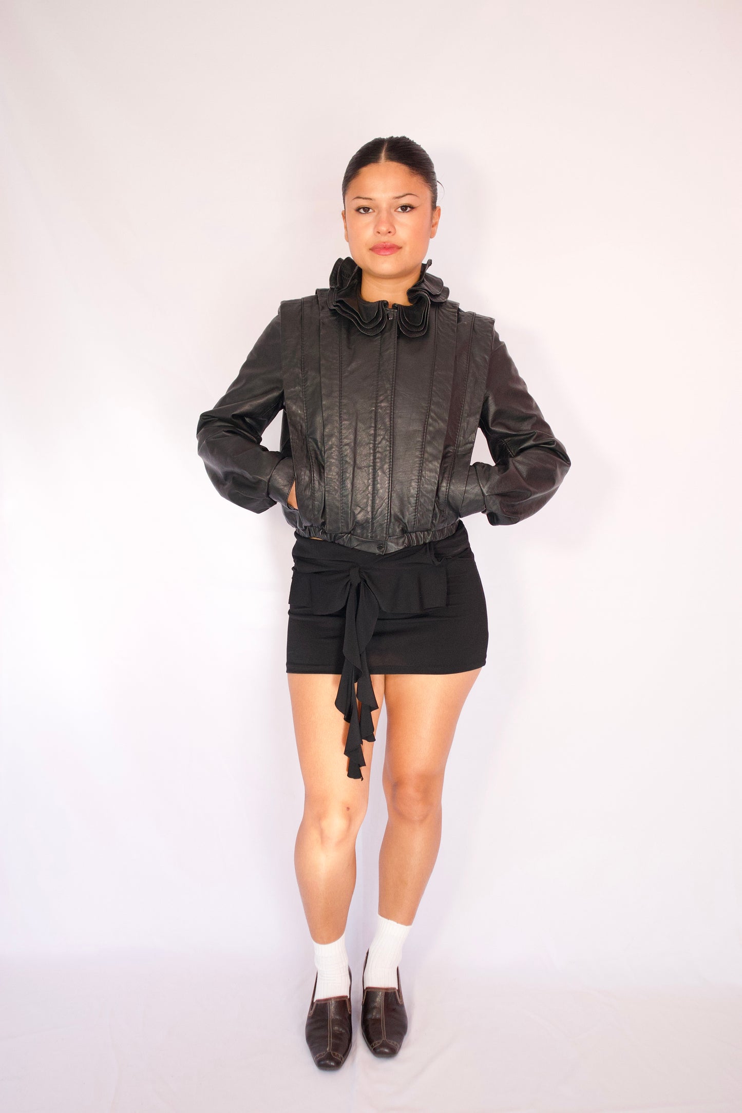 Manteau court en cuir noir Jonathan Christopher porté de face