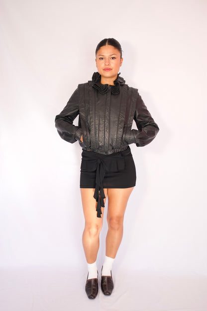 Manteau court en cuir noir Jonathan Christopher porté de face