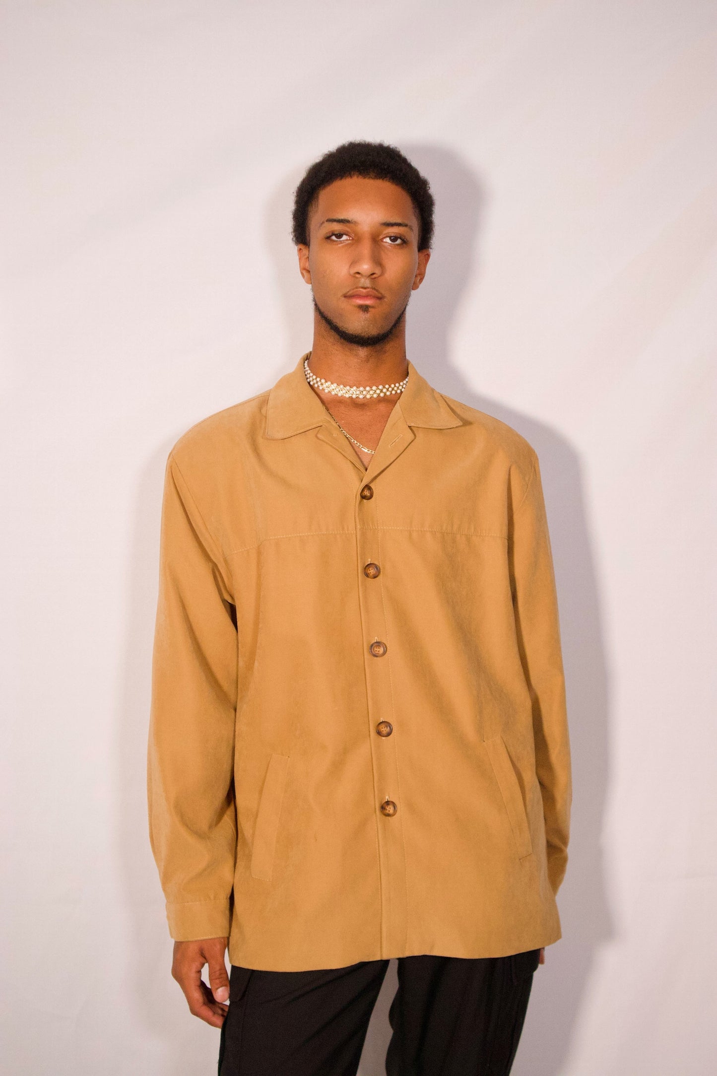 Manteau long beige porté de face coupe droite