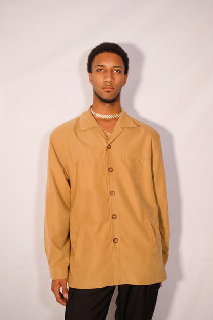 Manteau long beige porté de face coupe droite