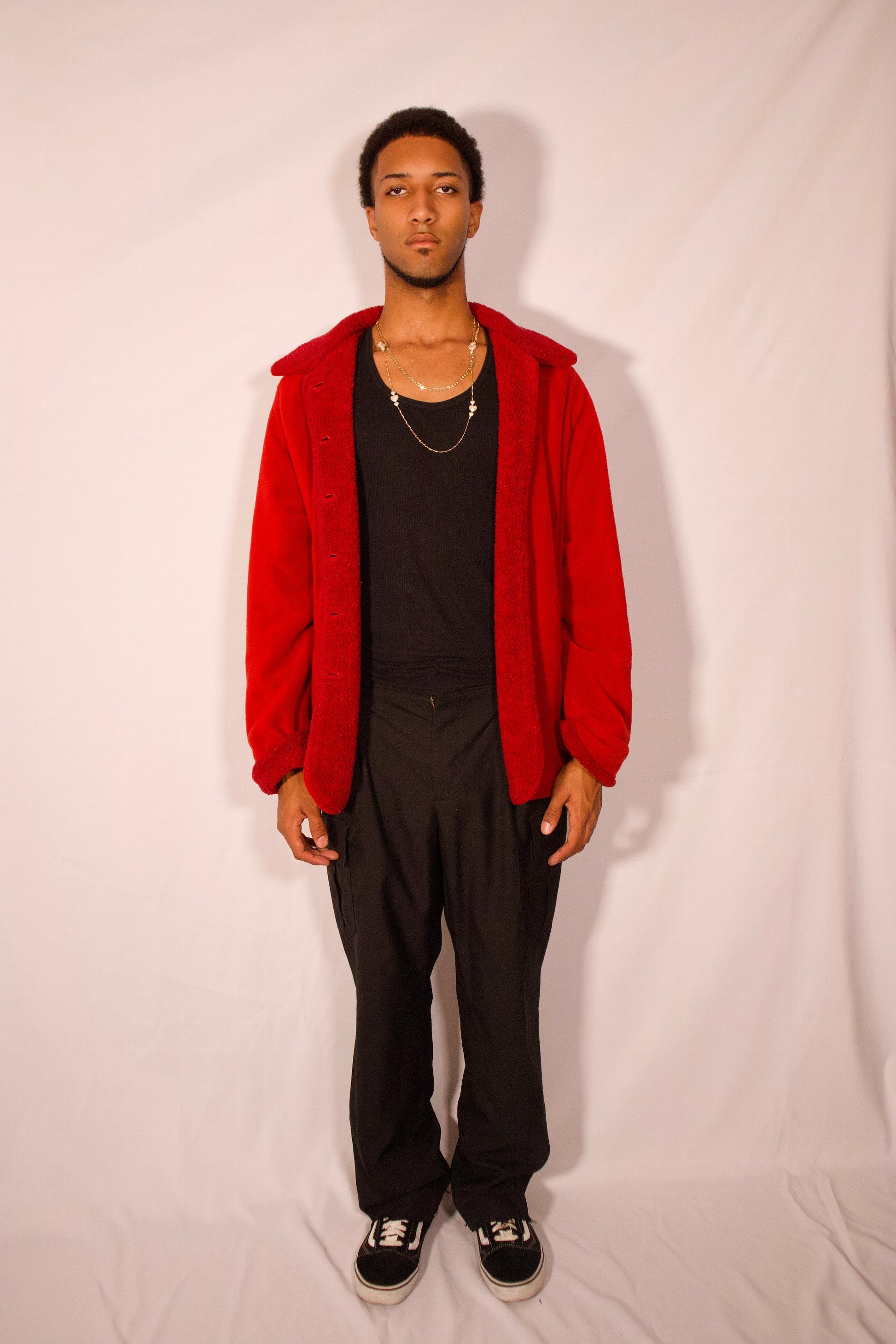 Manteau rouge vintage Aziz porté ouvert avec look casual