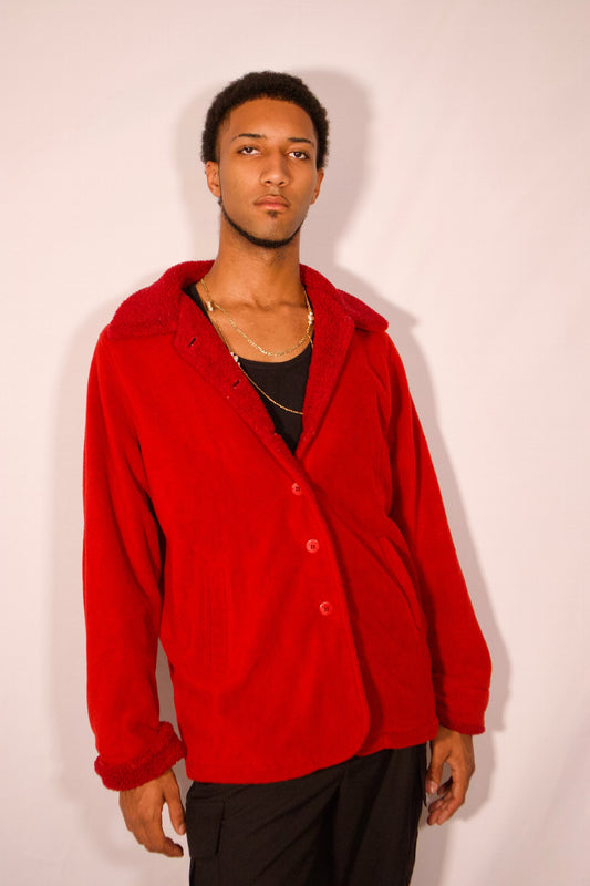 Manteau sherpa rouge porté de face coupe ample