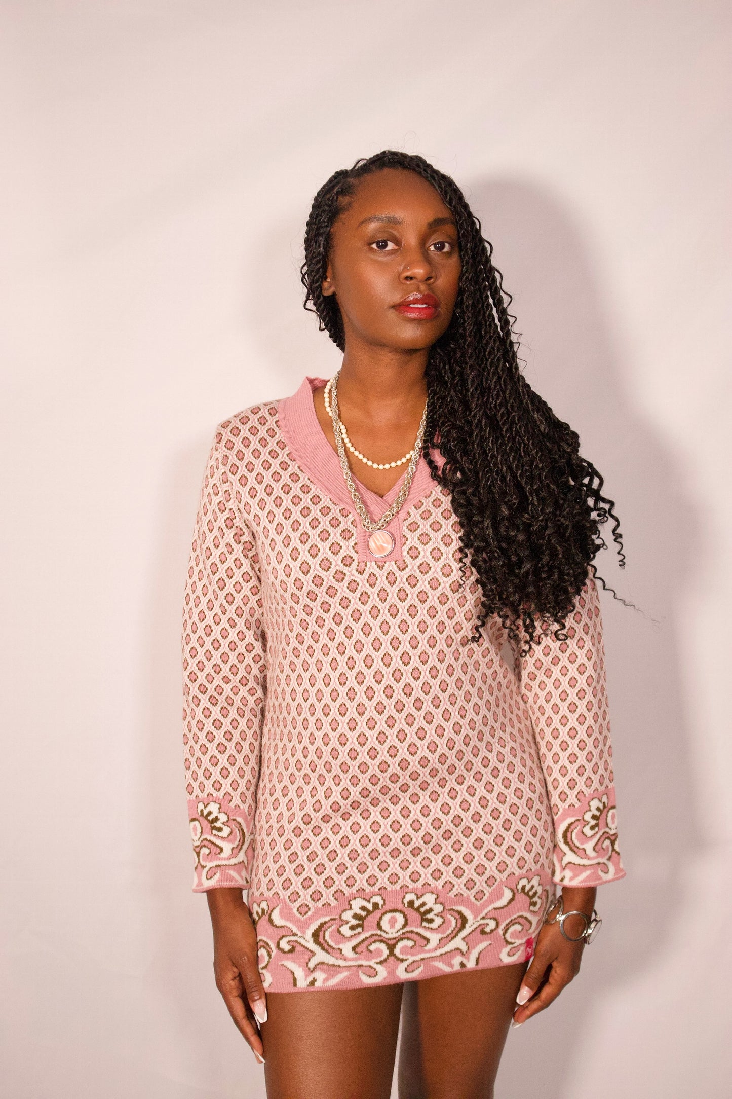 Robe rose et brun à motifs portée de face coupe fluide