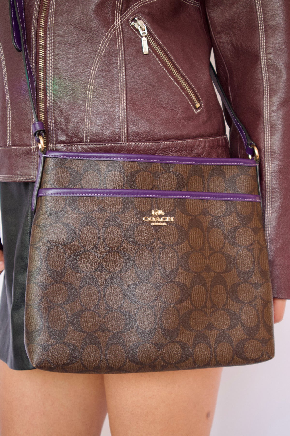 Sac à bandoulière Coach brun avec détails mauve en toile signature vue de face
