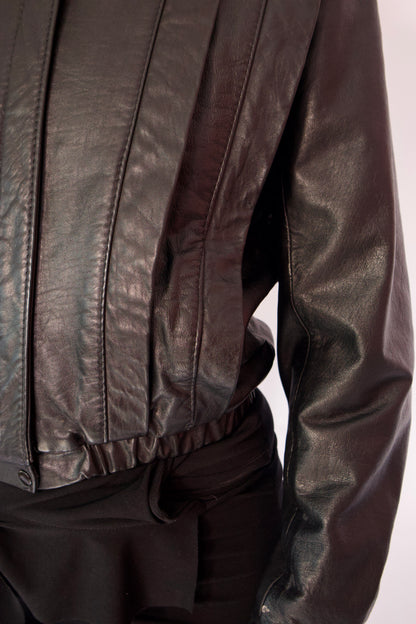 Texture cuir noir manteau vintage détail matière