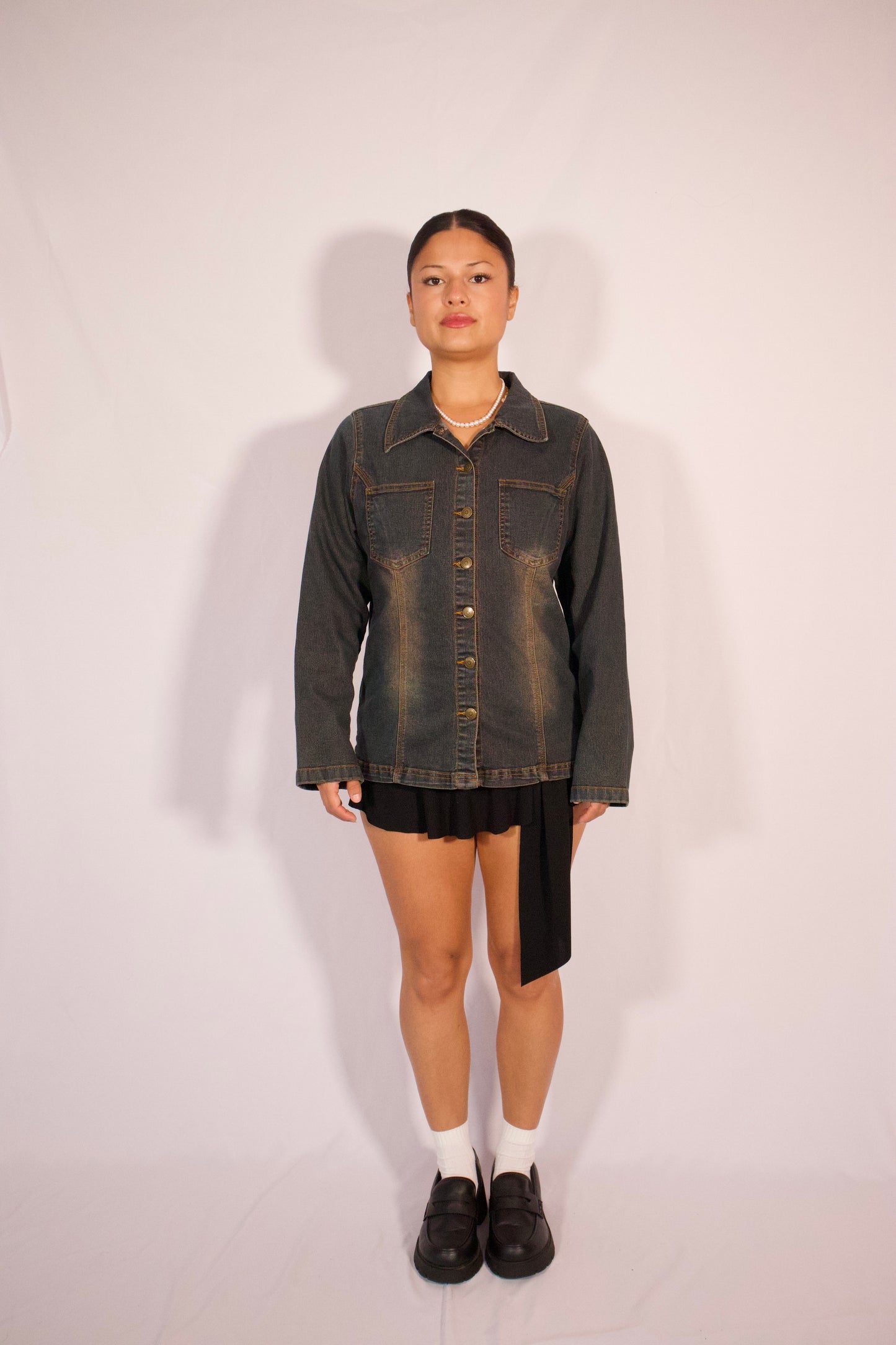 Veste Studio Mode en denim portée en entier style vintage