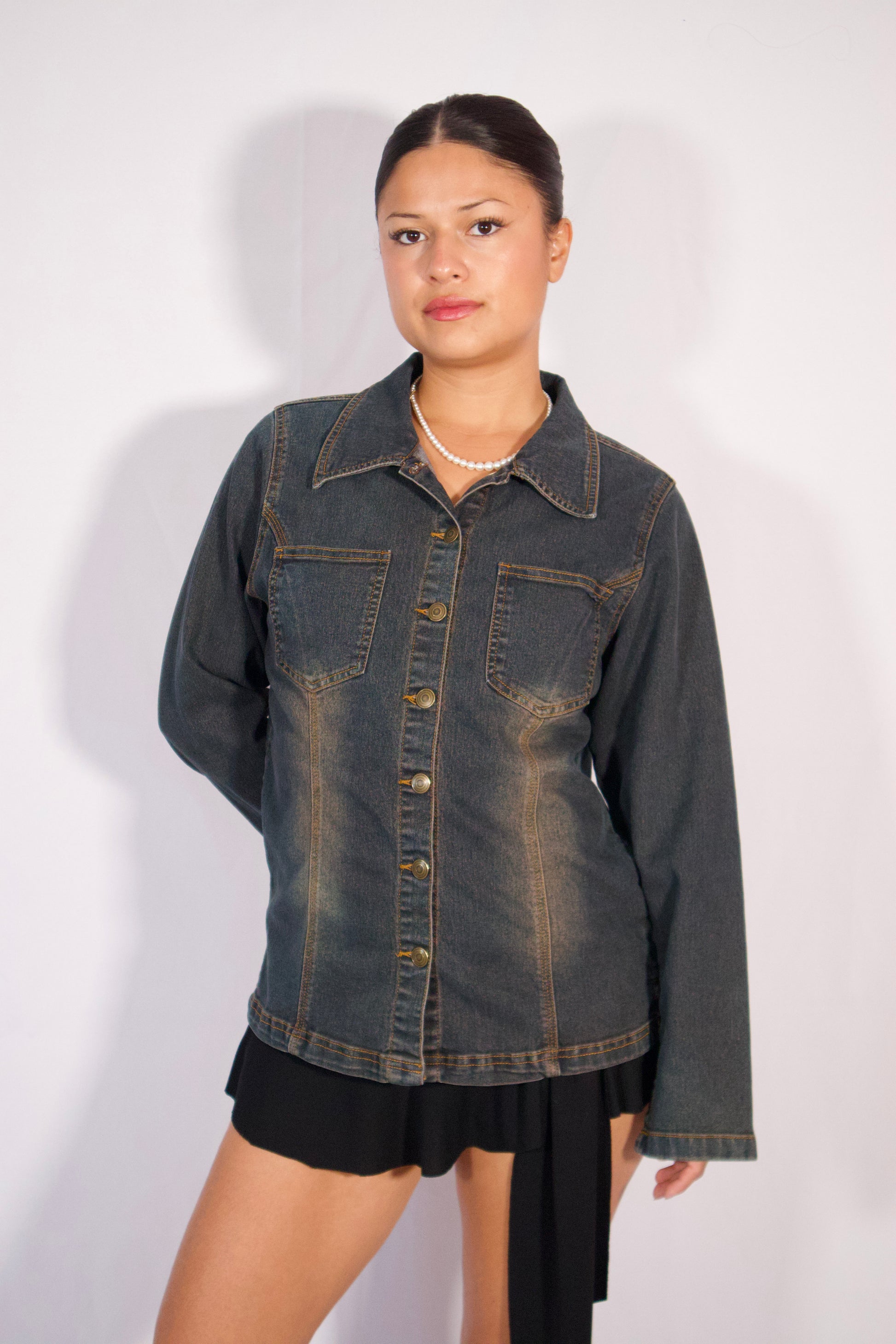 Veste en denim bleu portée de face avec broderies florales