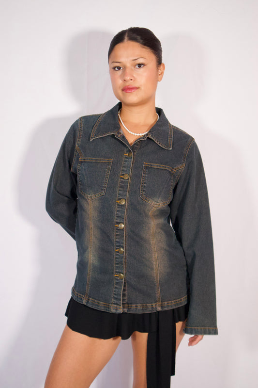 Veste en denim bleu portée de face avec broderies florales