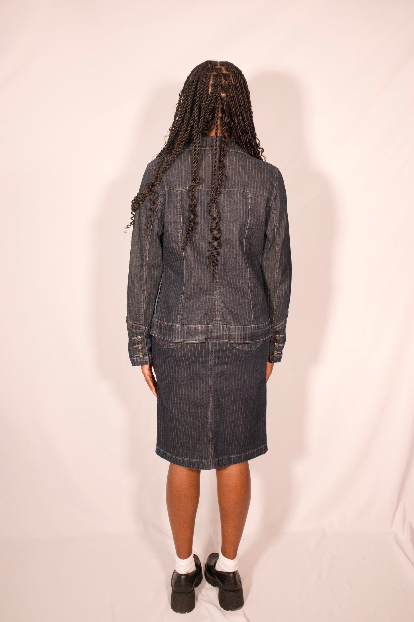 Vue de dos ensemble deux pièces en denim avec veste et jupe