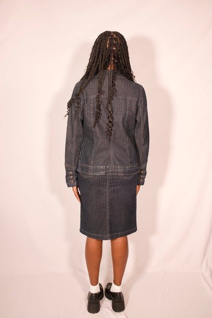 Vue de dos ensemble deux pièces en denim avec veste et jupe