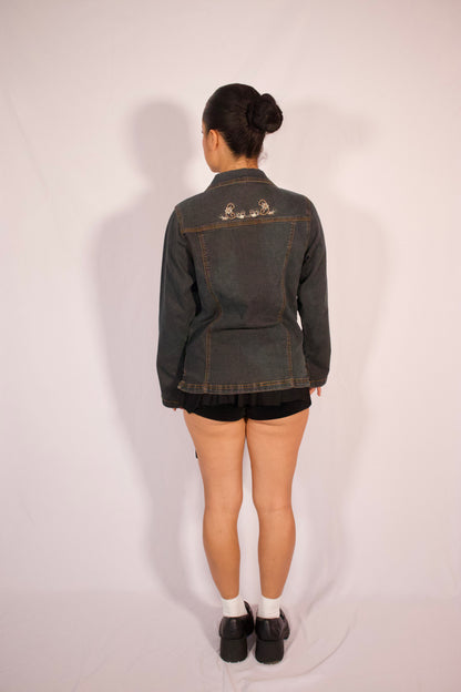 Vue de dos veste en denim avec broderies de fleurs