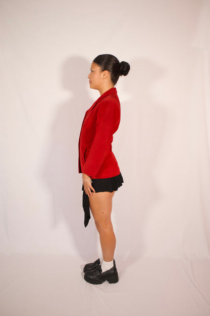 Vue de profil blazer en suède rouge cintré