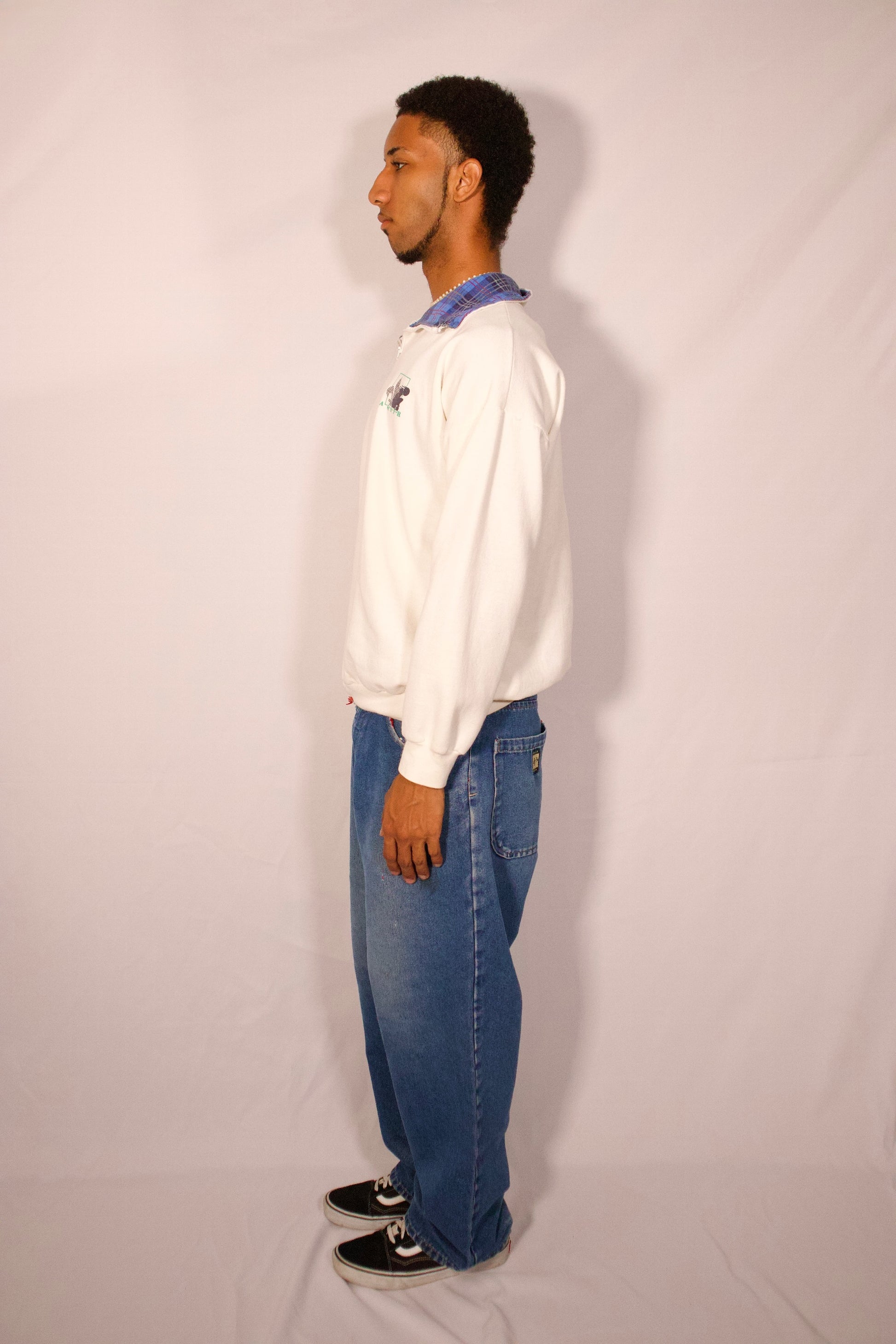 Vue de profil chandail demi-zip blanc coupe relax