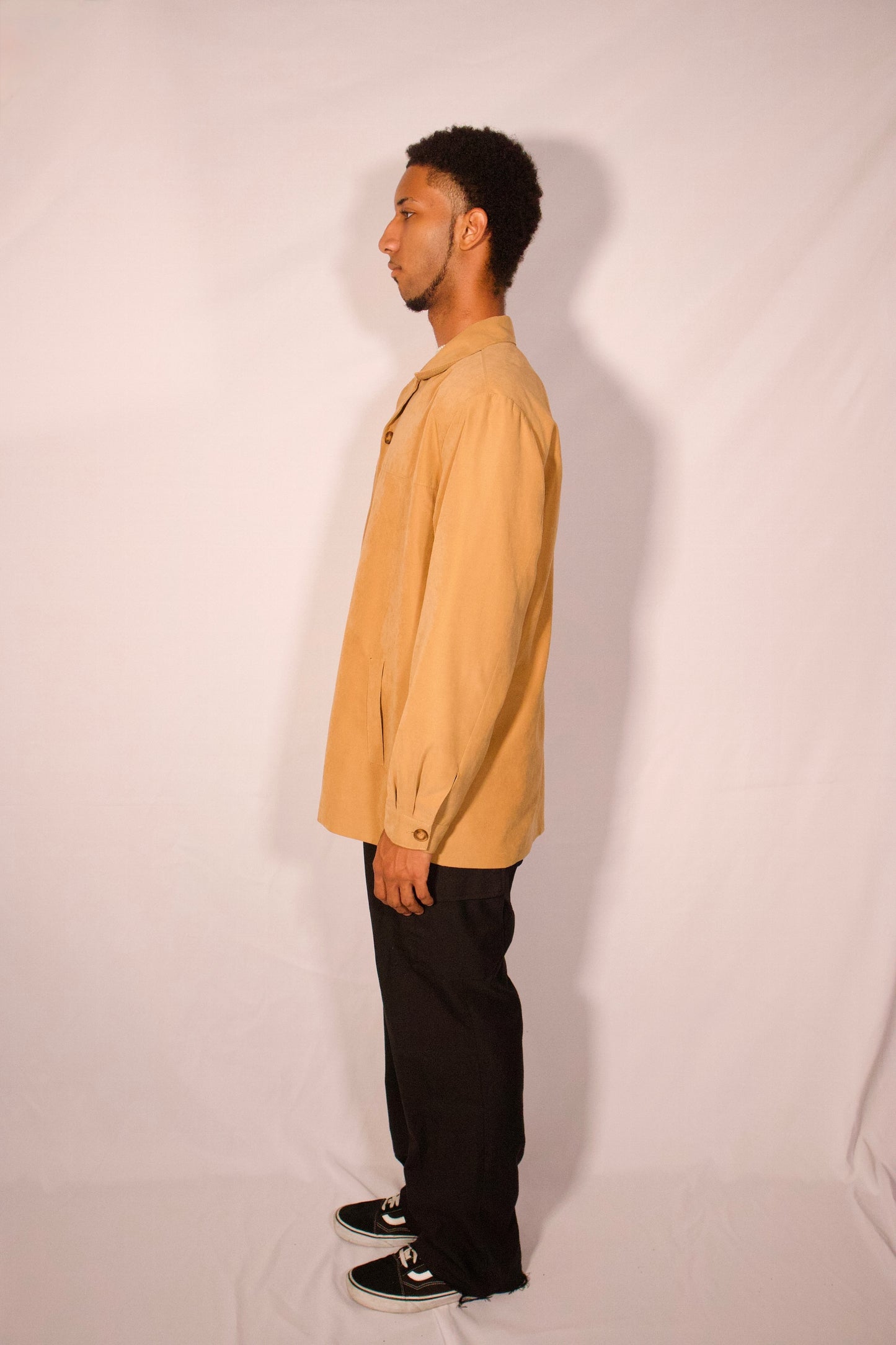 Vue de profil manteau long beige coupe structurée