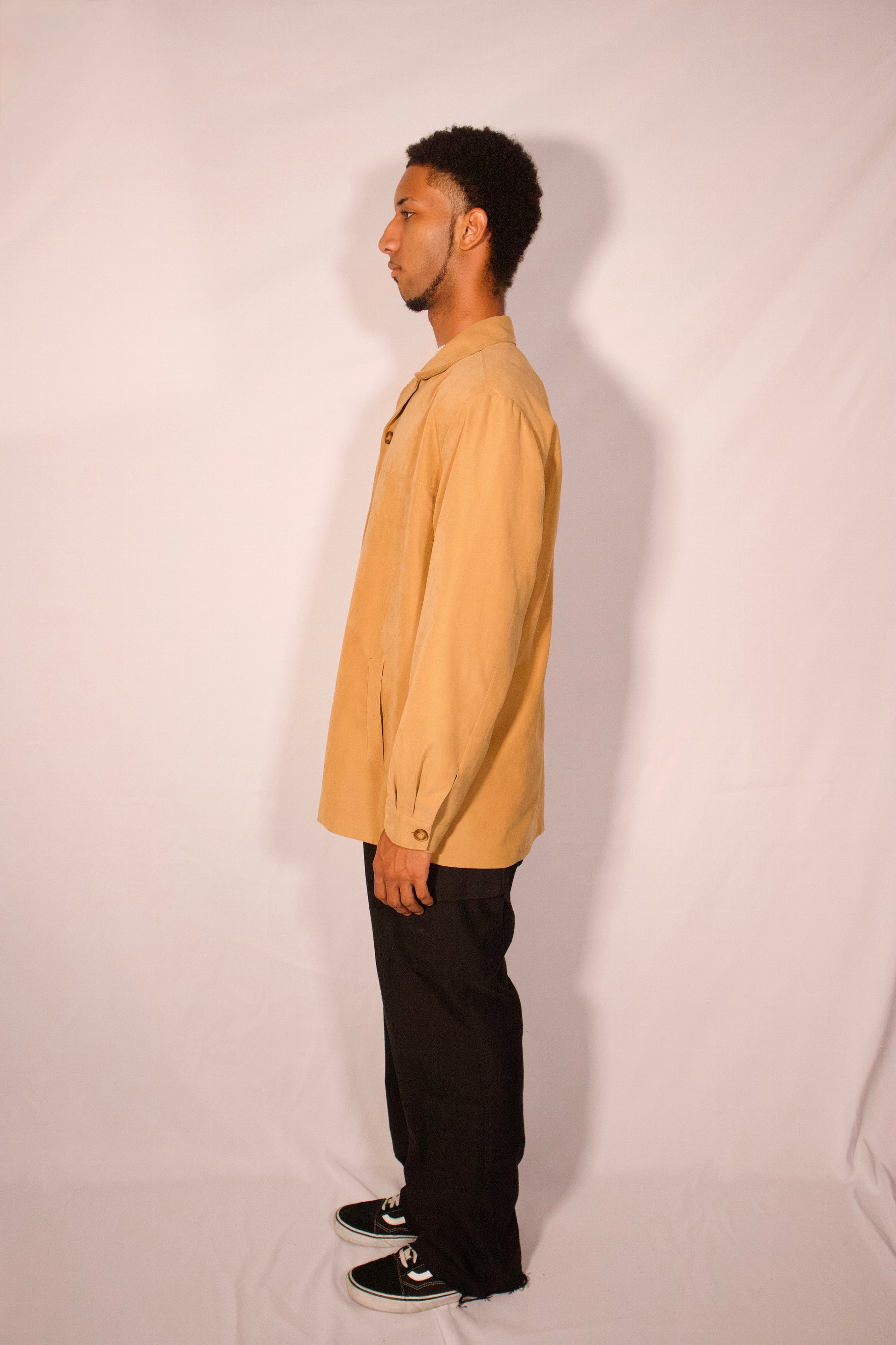 Vue de profil manteau long beige coupe structurée