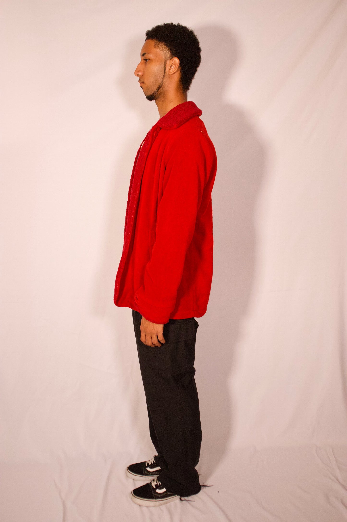 Vue de profil manteau sherpa rouge longueur hanches