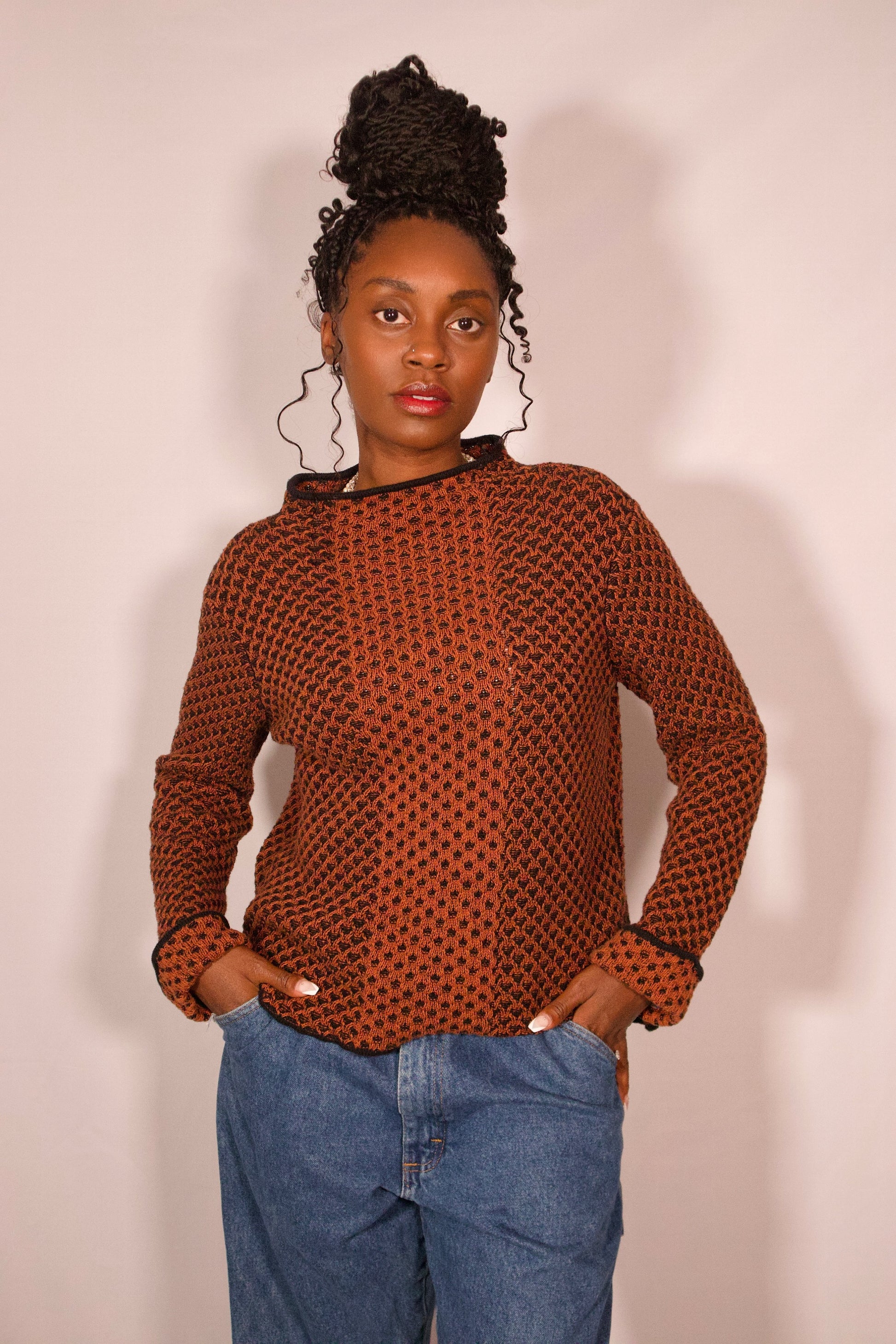 chandail tricot orange et noir porté