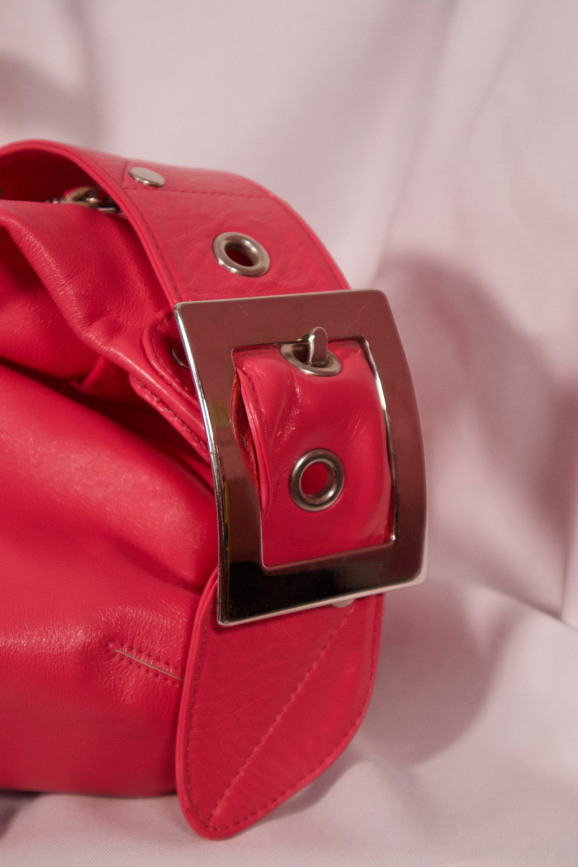 détail boucle sac Christopher Kon
