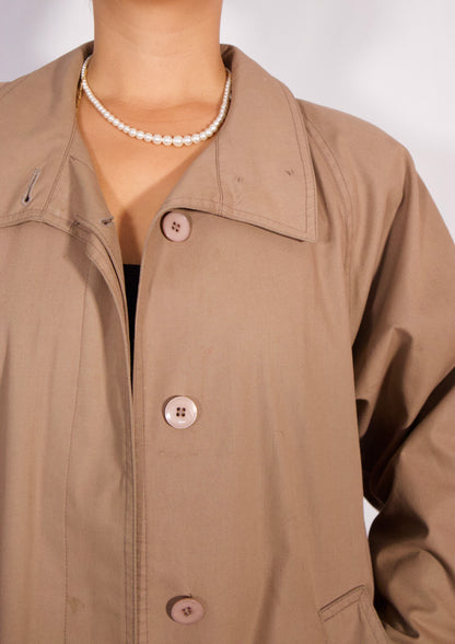 détail bouton manteau beige