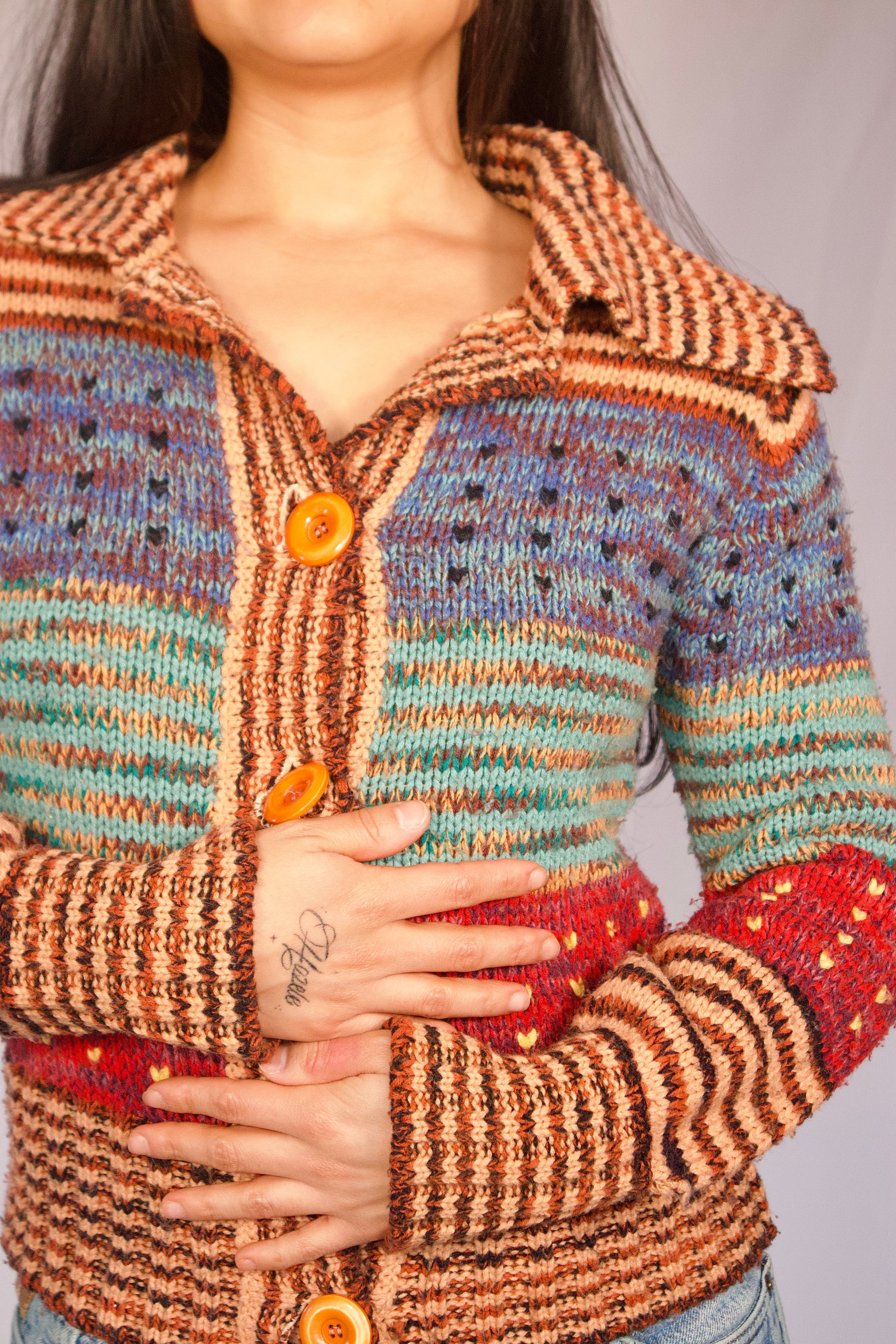détail boutons et motifs colorés