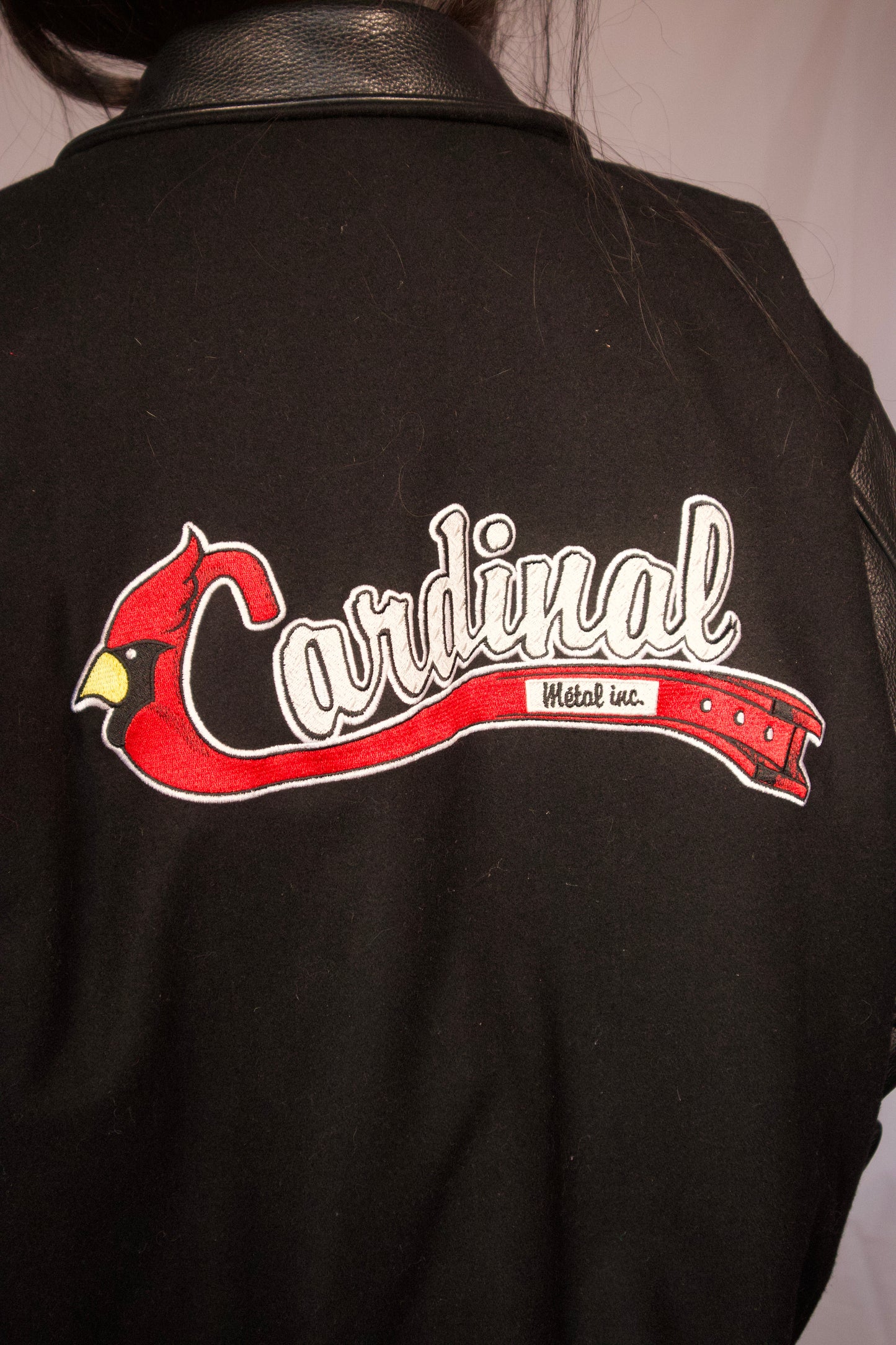 détail broderie Cardinal dos veste